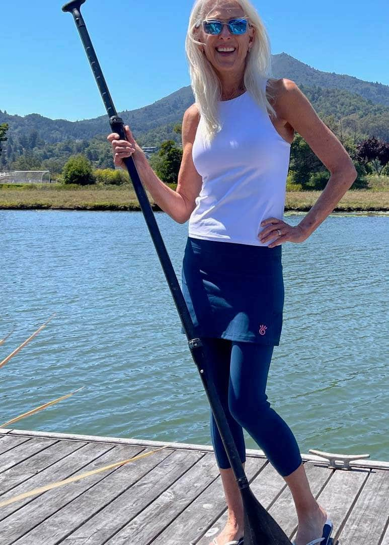 Teal 2-1 Skirted legging on tall blond model with oar